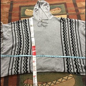⚓️ Poncho Cape Gray Black EUC SWEATER WEATHER 🍁
